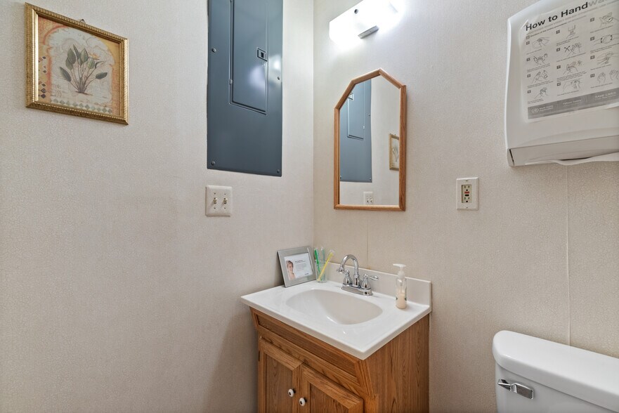 More Photos Of 9 Leonardville Rd, Middletown Medical For Lease