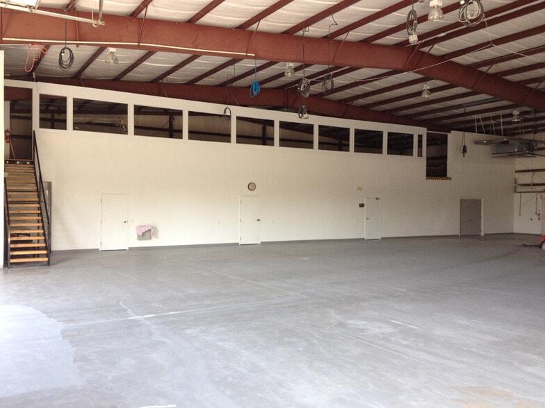 More Photos Of 4126 Louis Ave, Holiday Warehouse For Sale