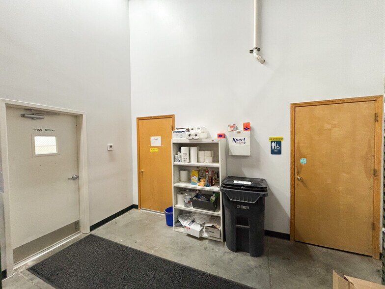 More Photos Of 4331 W CALHOUN St, Springfield Industrial For Lease