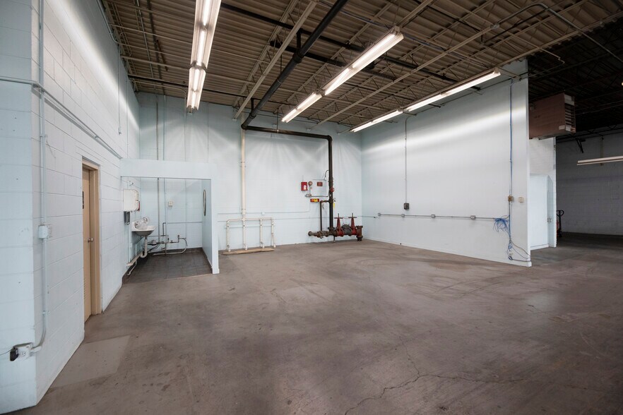 More Photos Of 820 Nicholas Blvd, Elk Grove Village Manufacturing For Lease
