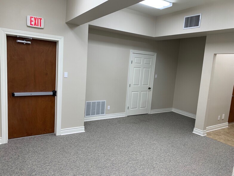 More Photos Of 801 N Main St, Boerne Freestanding For Lease