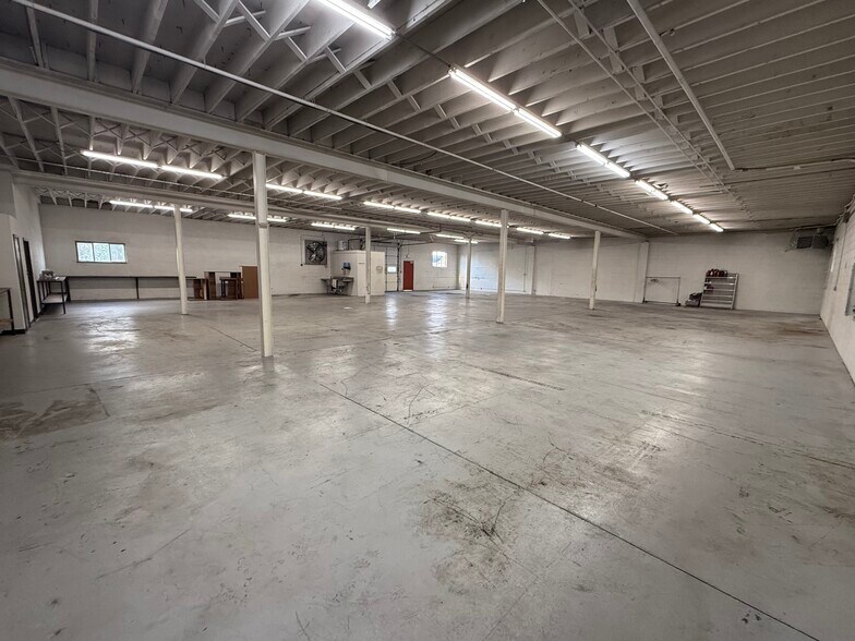 More Photos Of 3931 Holly St, Denver Manufacturing For Lease
