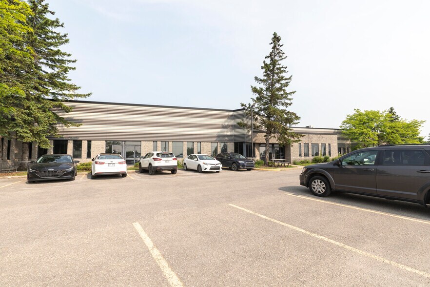 More Photos Of 1875-1905 Boul Lionel-Bertrand, Boisbriand Light Manufacturing For Lease