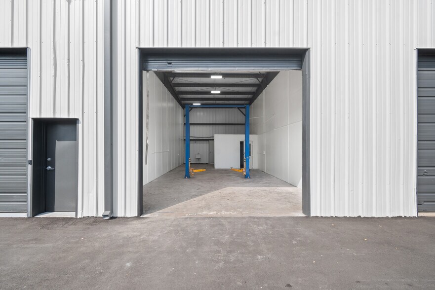 More Photos Of 320 Warfield Ave, Venice Warehouse For Sale