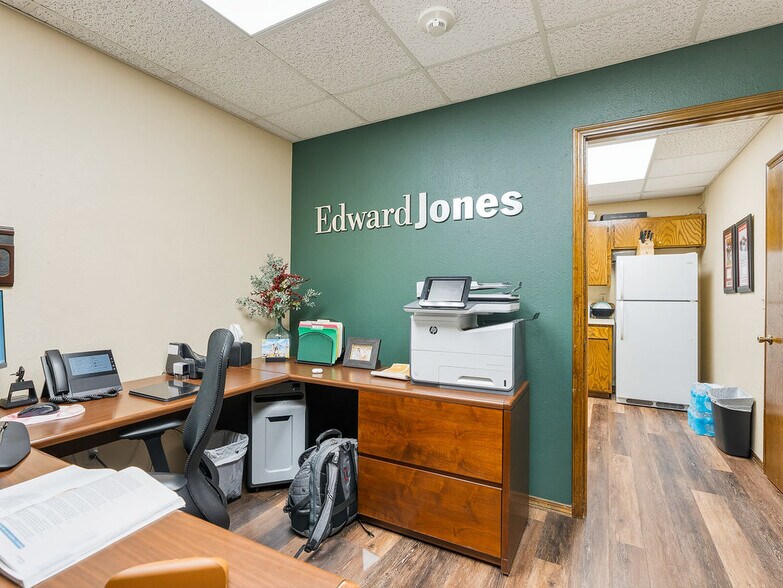 More Photos Of 931 Arlington St, Ada Office For Sale