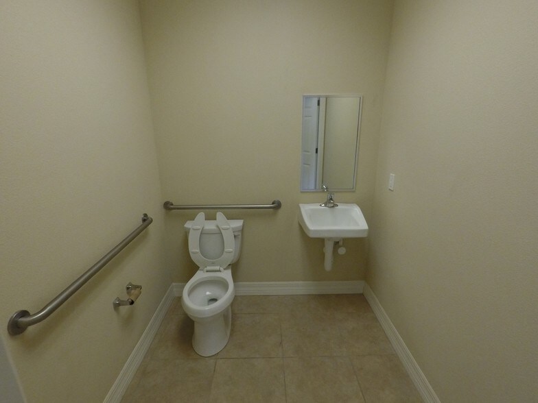 More Photos Of 787 Commerce Dr, Venice Warehouse For Lease