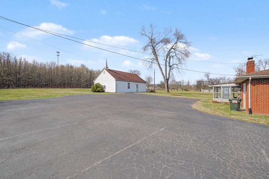 More Photos Of 611 New Shackle Island Rd, Hendersonville Flex For Sale