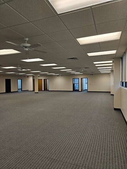 More Photos Of 1210-1218 Windsor Dr, Lee's Summit Office For Lease