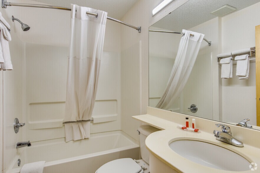 More Photos Of 1420 N Lorraine St, Hutchinson Hotel For Sale