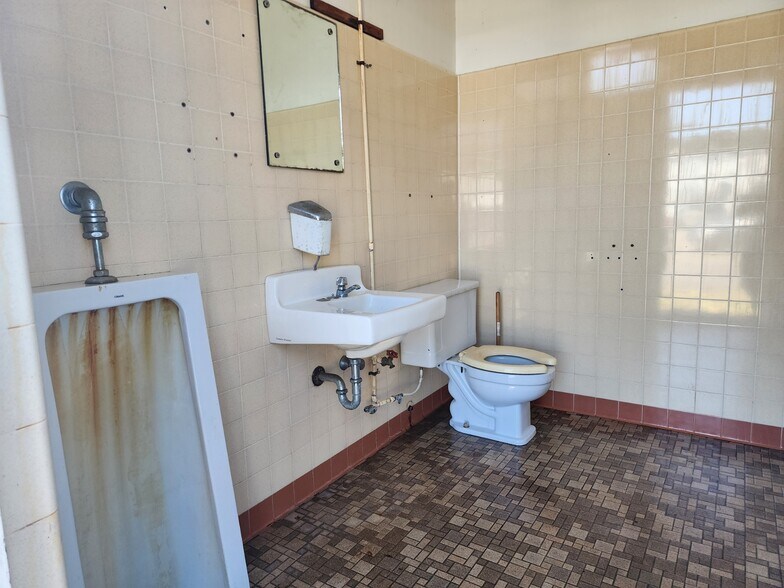 More Photos Of 311 6th St, Port Orford General Retail For Sale