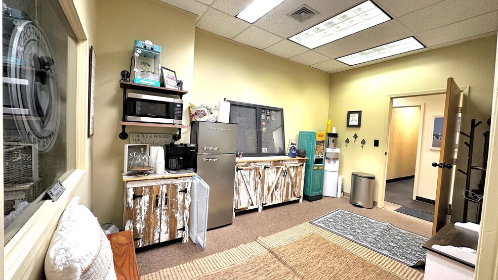 More Photos Of 1991 Smith St, Merrick Medical For Sale