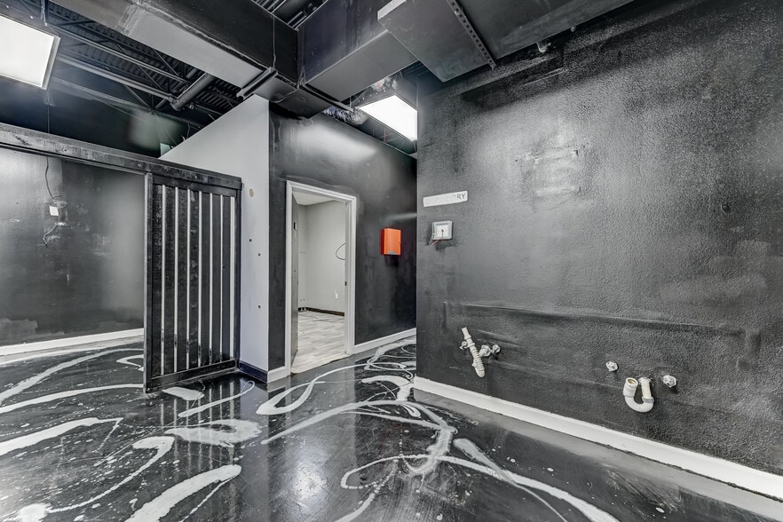 More Photos Of 324 Fm-1960 Rd, Houston General Retail For Sale