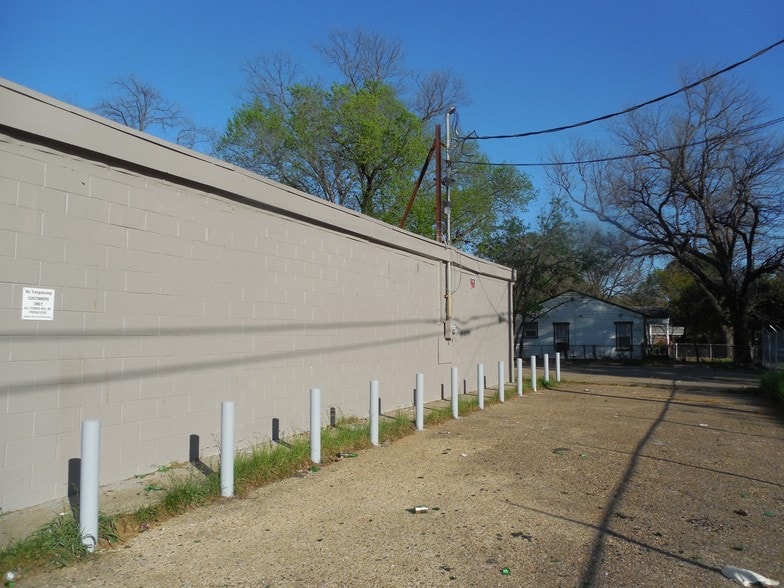 More Photos Of 3744 Dixon Ave, Dallas Freestanding For Lease