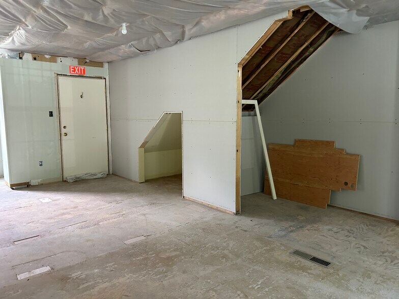 More Photos Of 2-6 Samson Rock Dr, Madison Office For Lease