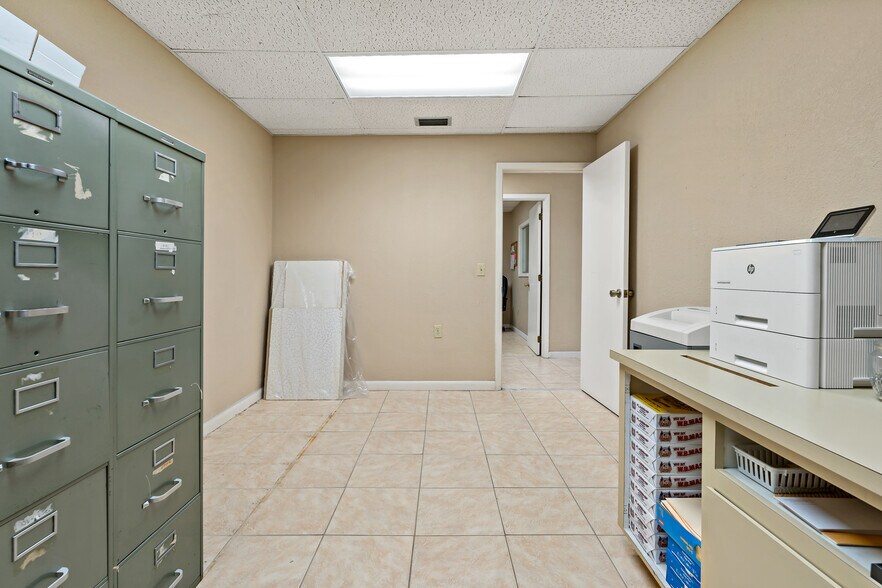 More Photos Of 567 Avenue K SE, Winter Haven Office For Sale