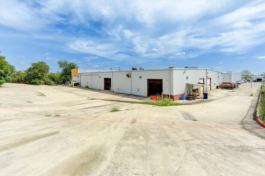 More Photos Of 10630 Joseph Clayton Dr, Austin Service For Lease