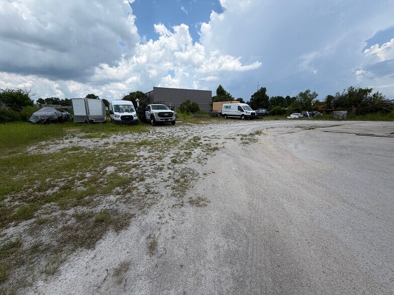 More Photos Of 325 Dane Ln, Longwood Warehouse For Lease