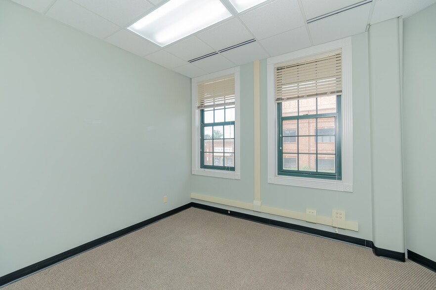 More Photos Of 2142 -2160 W Chesterfield Blvd, Springfield Storefront Retail Office For Lease