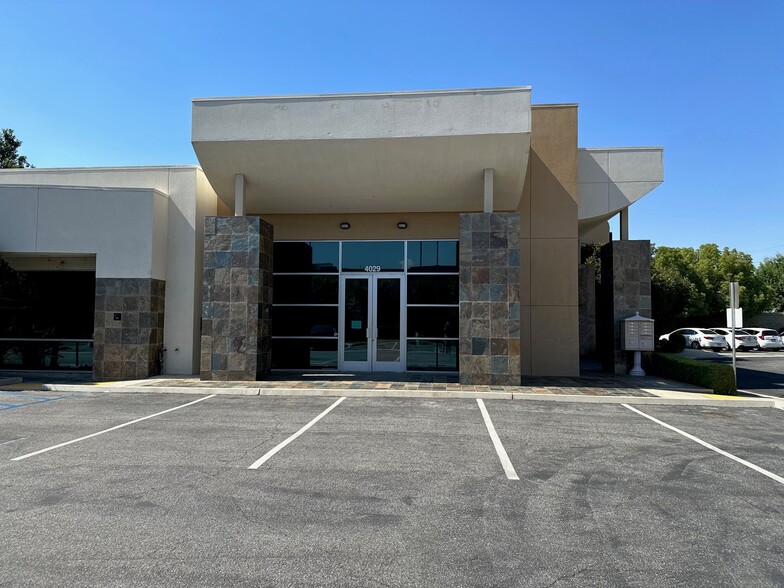 Primary Photo Of 4029 Coffee Rd, Bakersfield Office For Lease