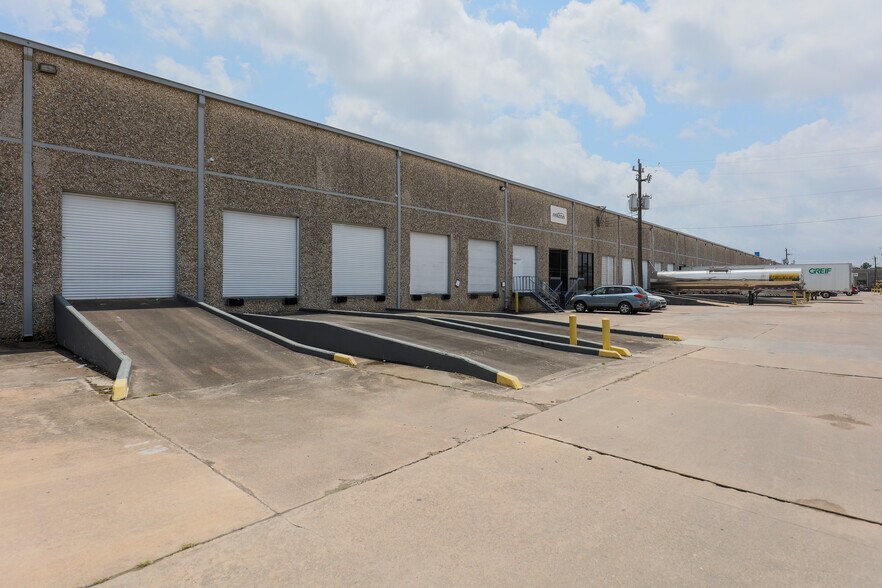 More Photos Of 3605 Willowbend Blvd, Houston Unknown For Lease