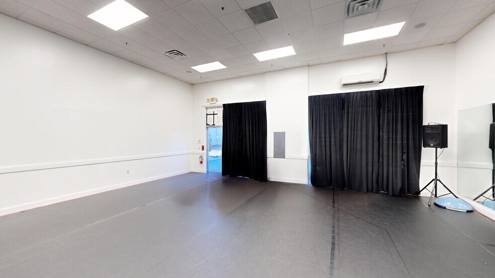 More Photos Of 7751 Kingspointe Pky, Orlando Light Distribution For Lease