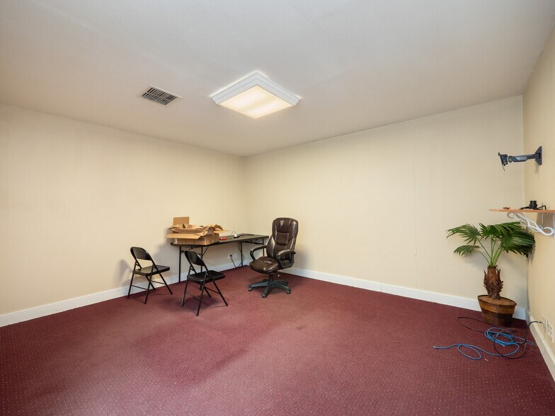 More Photos Of 318 W Byrd Blvd, Universal City Office For Sale