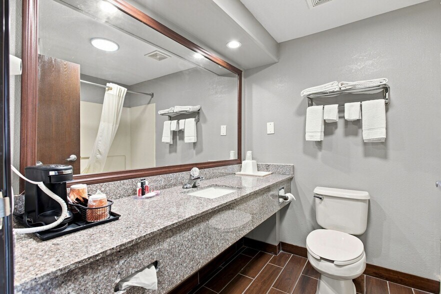 More Photos Of 634 David St, Centerville Hotel For Sale