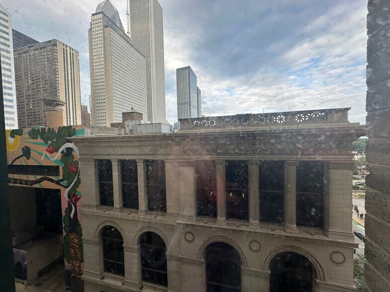 More Photos Of 111 N Wabash Ave, Chicago Office For Lease