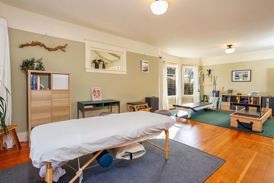 More Photos Of 510 NE Dekum St, Portland Office For Sale