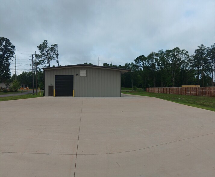 More Photos Of 4300 Mackinnon Industrial Pky, Mobile Distribution For Lease