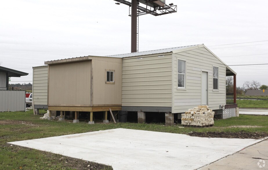 More Photos Of 1002 College St, Bastrop Freestanding For Lease