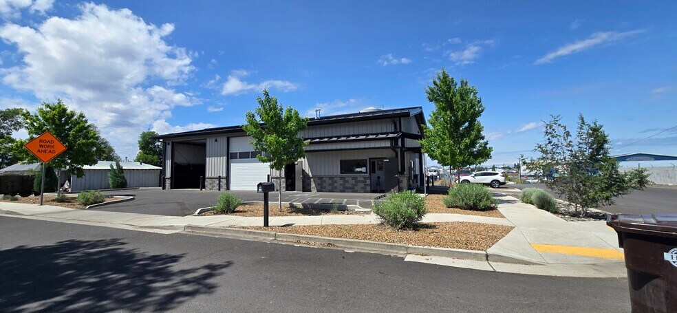 Primary Photo Of 407 SE Warsaw St, Redmond Service For Sale