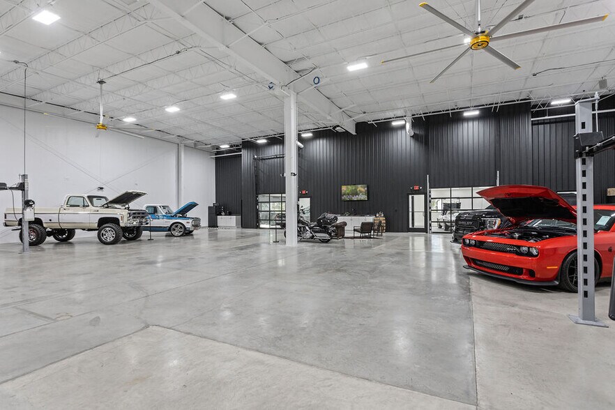 More Photos Of 3455 Centerpoint Dr, Grove City Warehouse For Lease