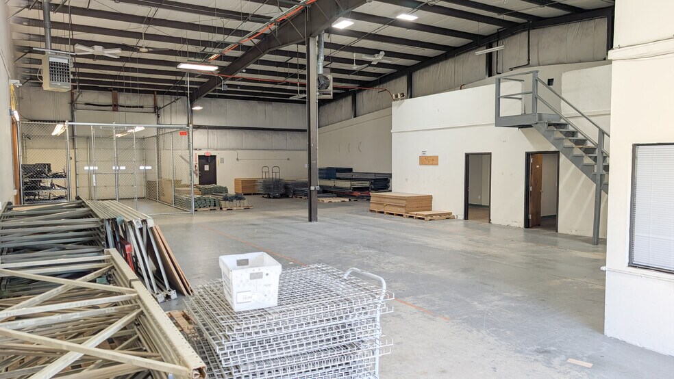 More Photos Of 242 Branford Rd, North Branford Light Manufacturing For Lease