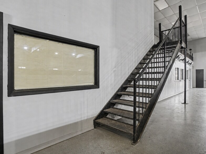 More Photos Of 400 N Macarthur Blvd, Oklahoma City Warehouse For Sale