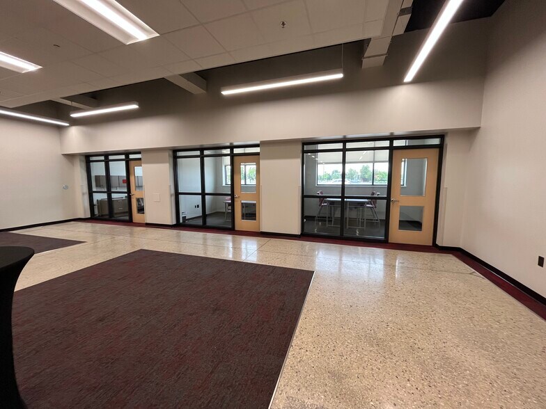 More Photos Of 1540 S 108th St, West Allis Showroom For Lease