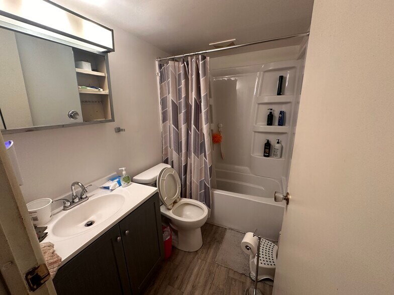 More Photos Of 220 28th Street Dr SE, Cedar Rapids Apartments For Sale