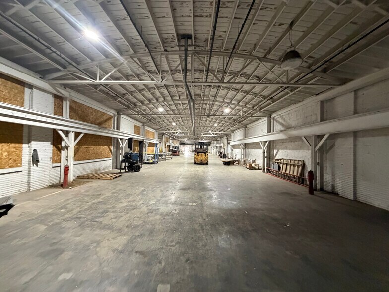 More Photos Of 1100 E Bell St, Bloomington Manufacturing For Sale