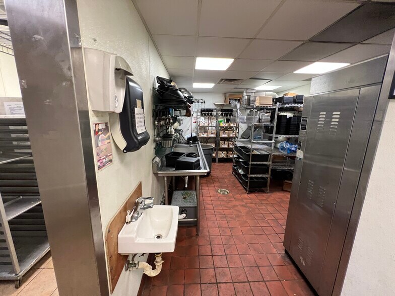 More Photos Of 7652 Mentor Ave, Mentor Fast Food For Sale