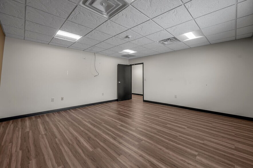 More Photos Of 250 Crossfield Dr, Versailles Industrial For Lease