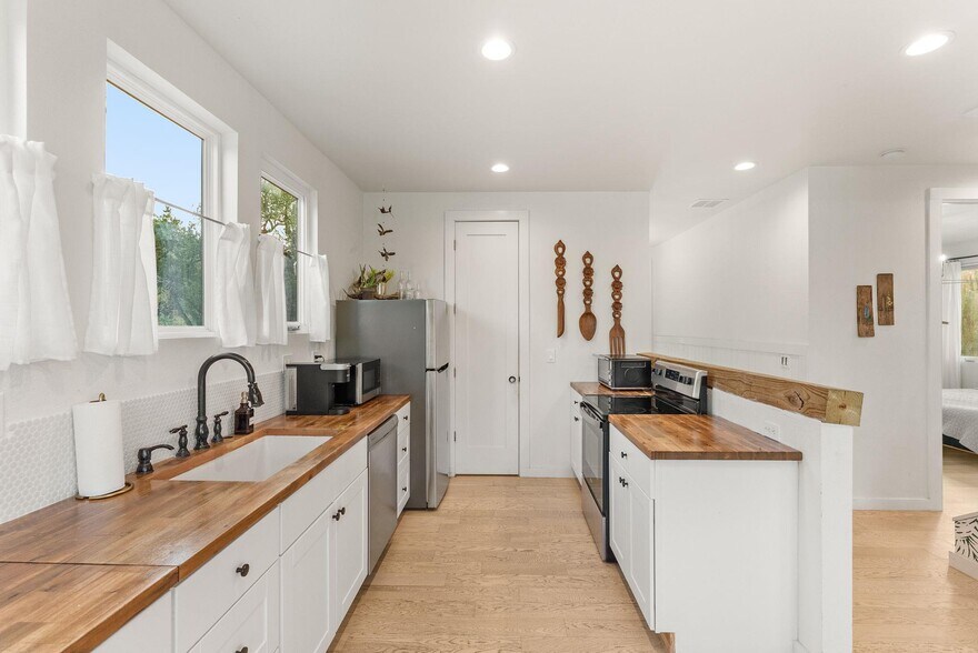 More Photos Of 5460 FM 2325, Wimberley Hotel For Sale