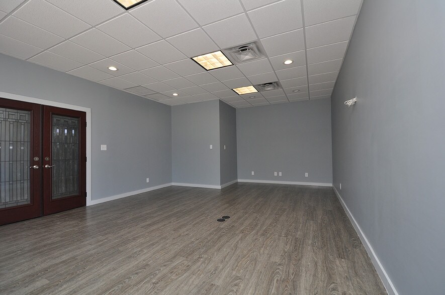 More Photos Of 4714 Shavano Oak, San Antonio Light Distribution For Lease