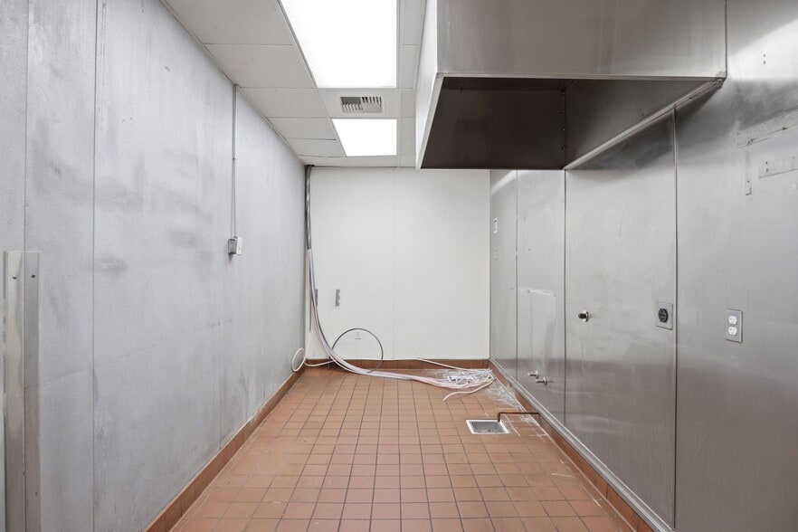 More Photos Of 1601-1617 Bellevue Rd, Atwater Restaurant For Lease