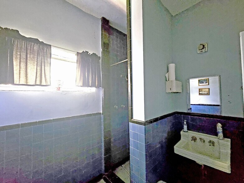 More Photos Of 425 S Lee St, Whiteville Office For Sale