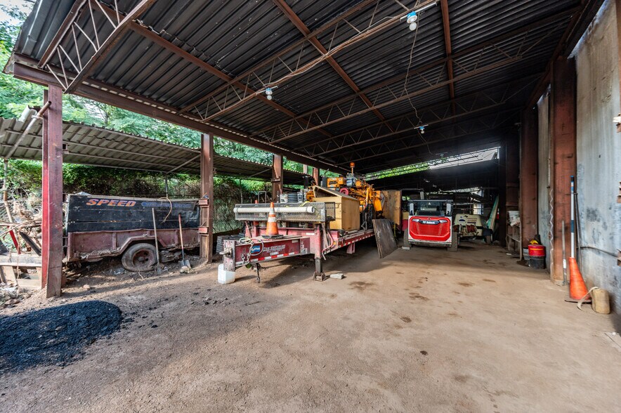 More Photos Of 335-337 E Jersey St, Elizabeth Distribution For Sale