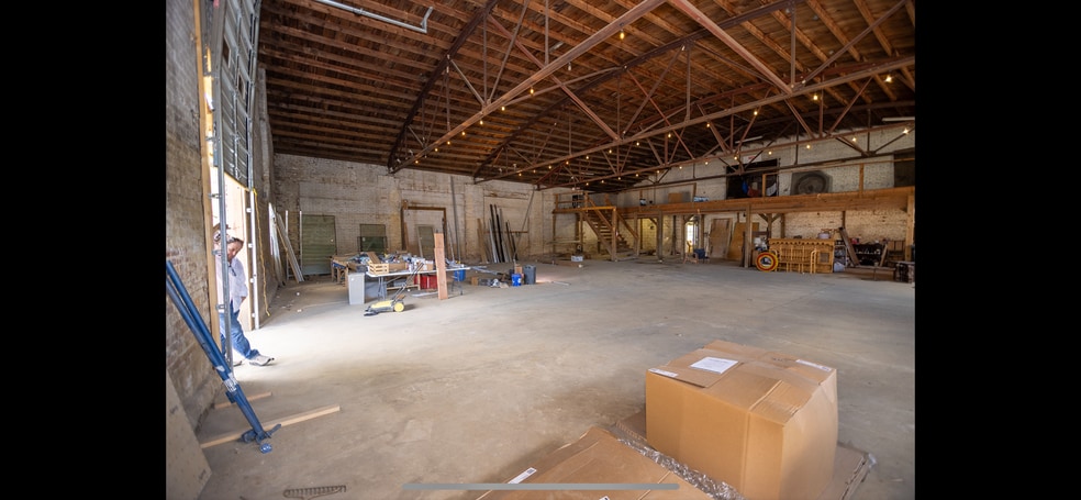 More Photos Of 860 Riverside Dr, Asheville Warehouse For Lease