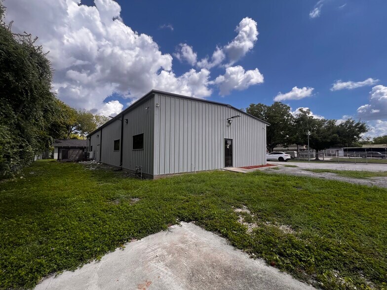 More Photos Of 11950 Alief Clodine Rd, Houston Light Distribution For Lease