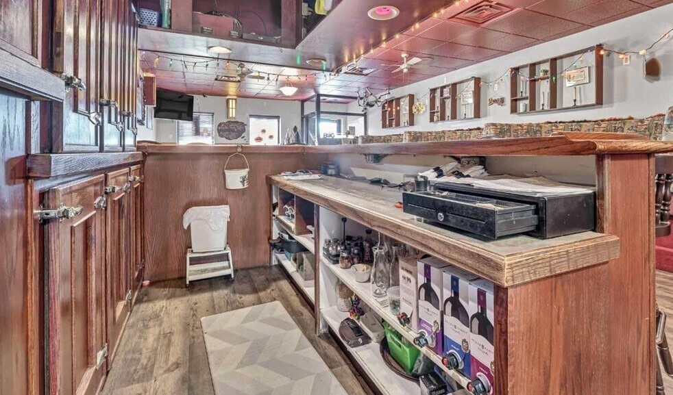 More Photos Of 16 3 St NE, Medicine Hat Restaurant For Sale