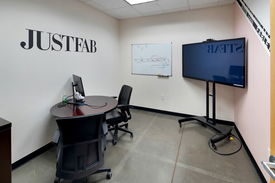 More Photos Of 7865 National Tpke, Louisville Distribution For Lease