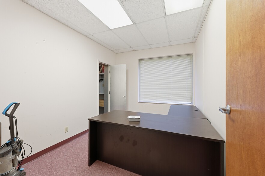 More Photos Of 4074 Hoover Rd, Grove City Office For Lease